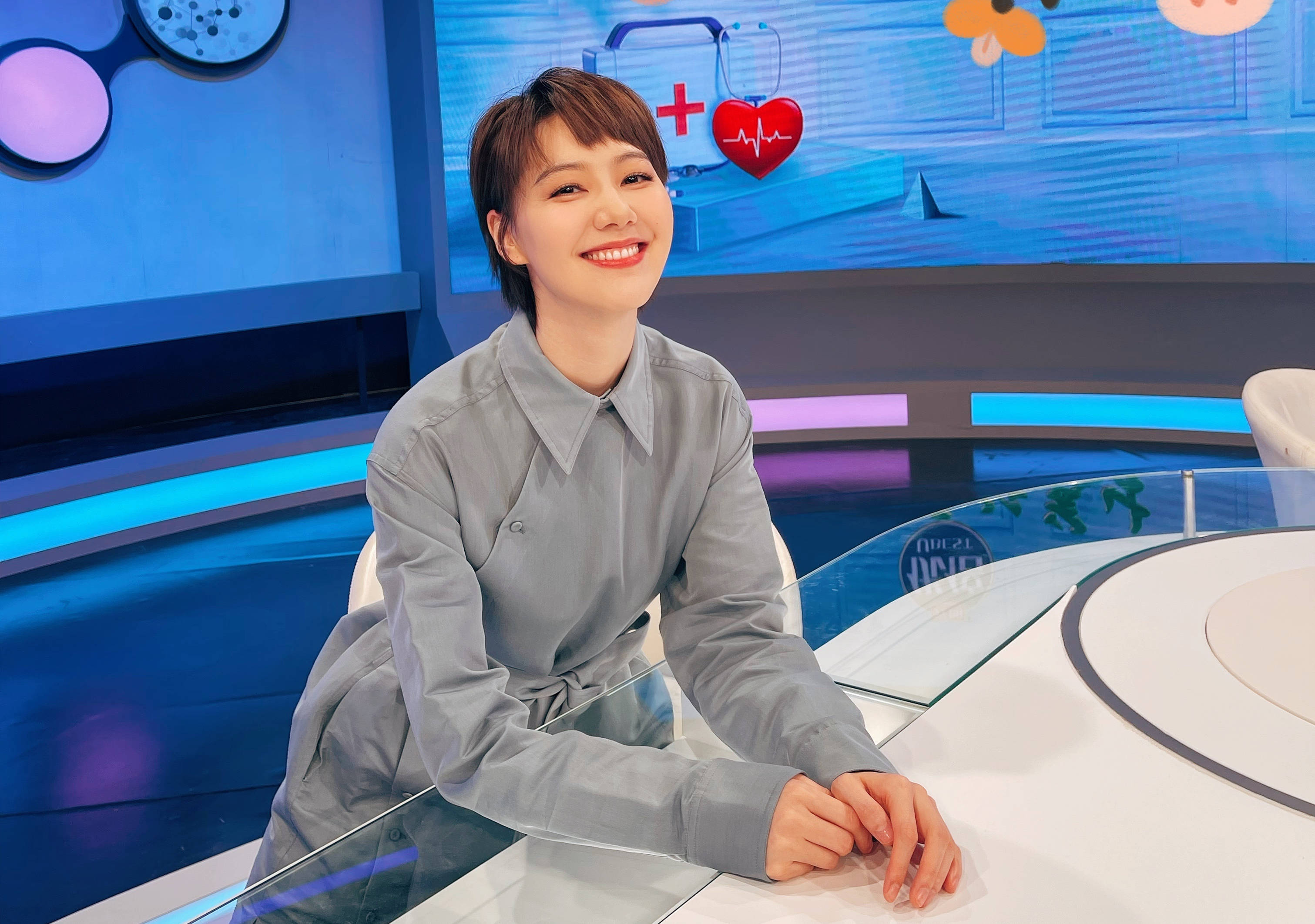 女主持王冠:和曹可凡传绯闻,被李咏器重,39岁未婚成母亲心病_赵忠祥