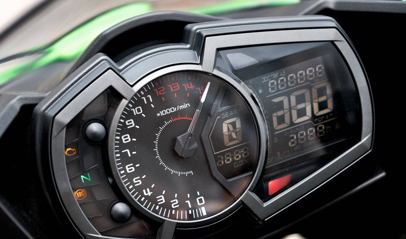 ninja 400仪表虽然简单,但传统指针还是有不少爱好者电控部分一直是