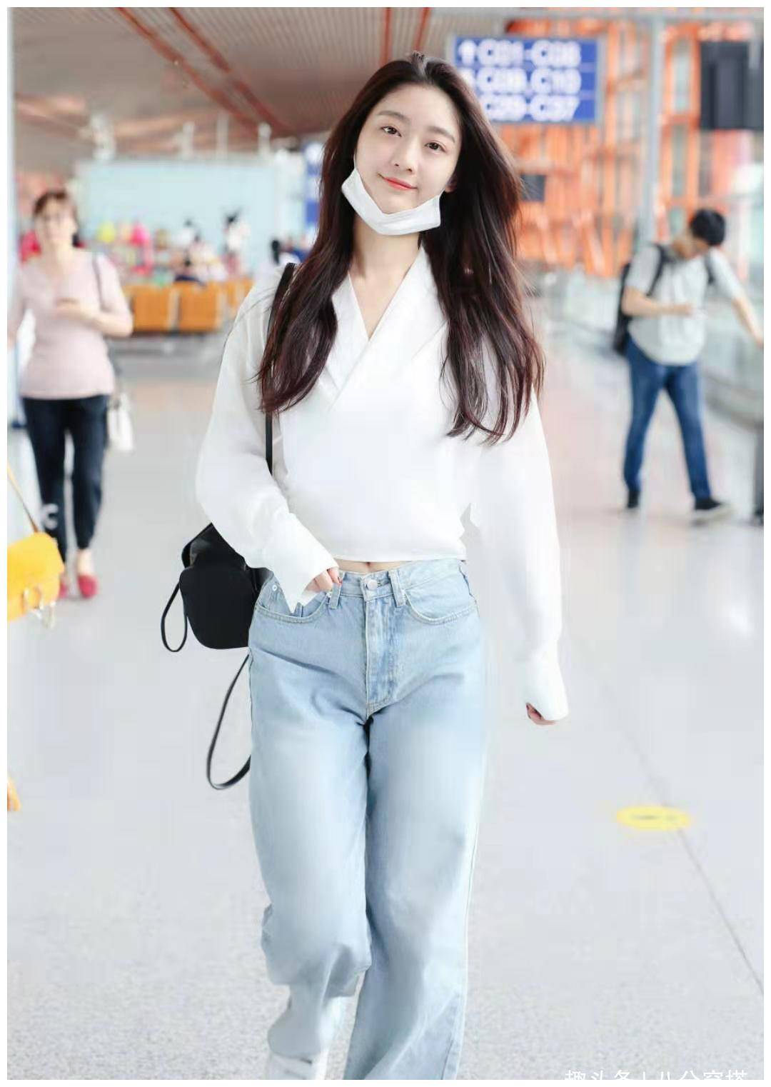 创造101戚砚笛真会穿一件白色衬衫搭配牛仔裤气质全开美呆了