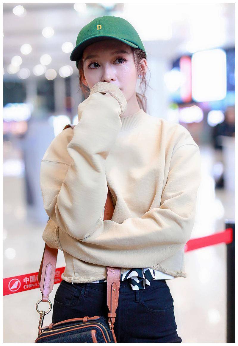 李沁戴"绿帽"化星星妆好抢镜,卫衣穿出黄金比例_衣服_山姆_身材