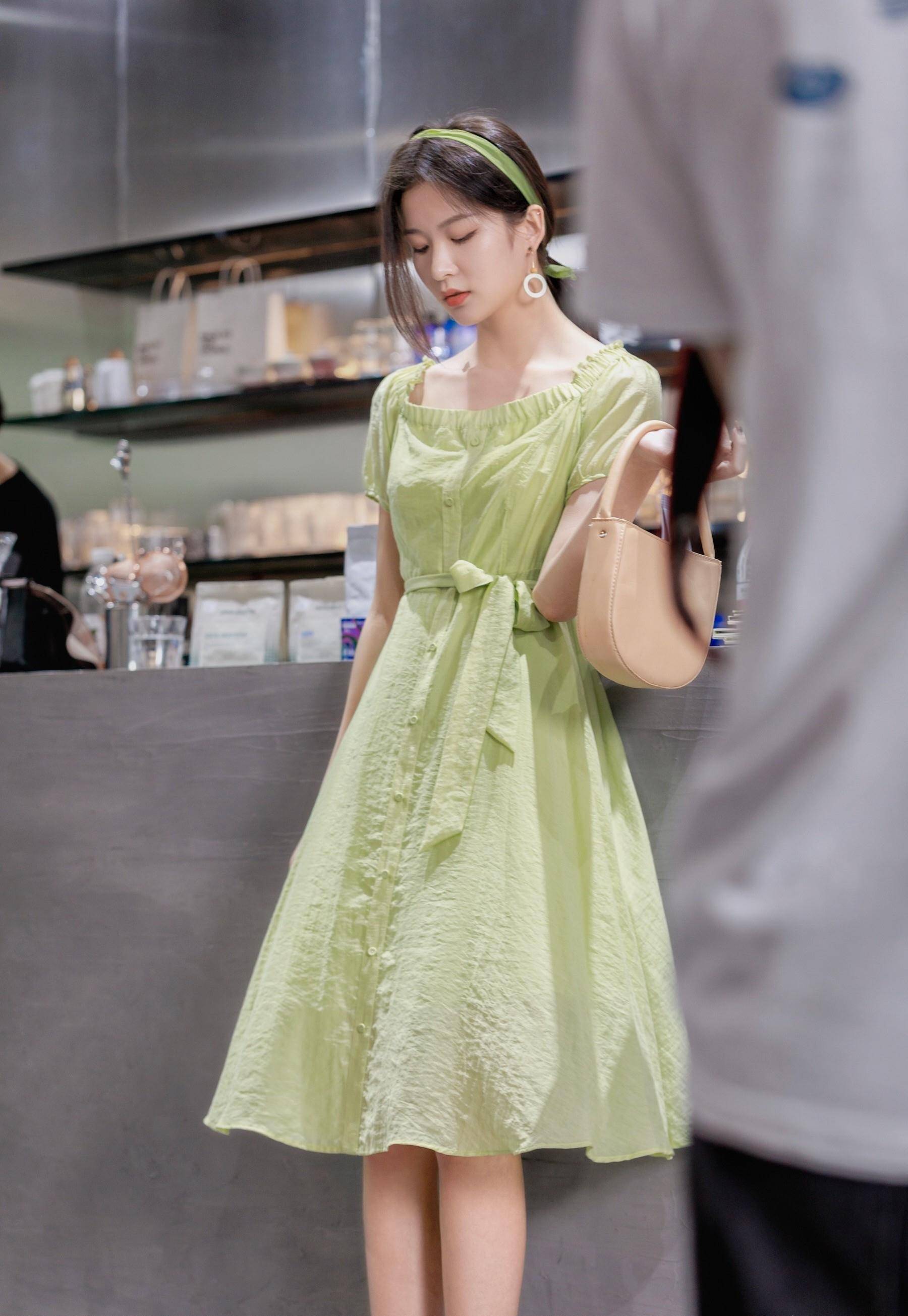 街拍:夏天这样穿,谁还不是个肤白貌美的小仙女