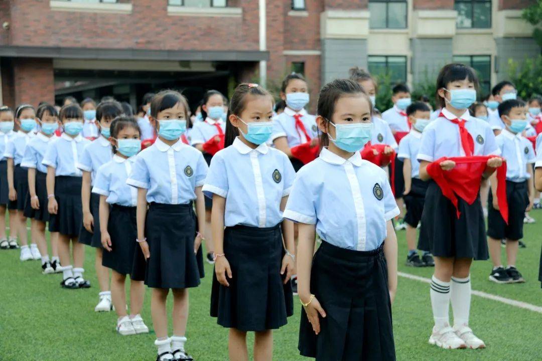 荣光进取领巾飞扬金水区木子联大外国语小学隆重举行一年级入队仪式