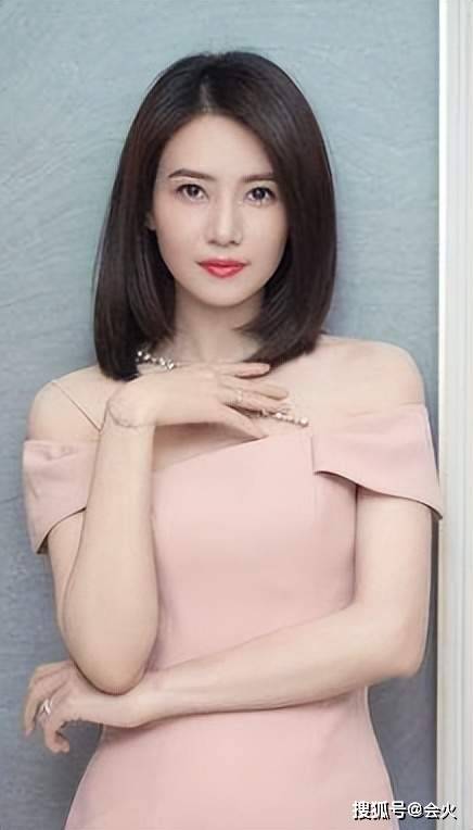 高圆圆路边拍美照!穿紧身裙包裹完美曲线
