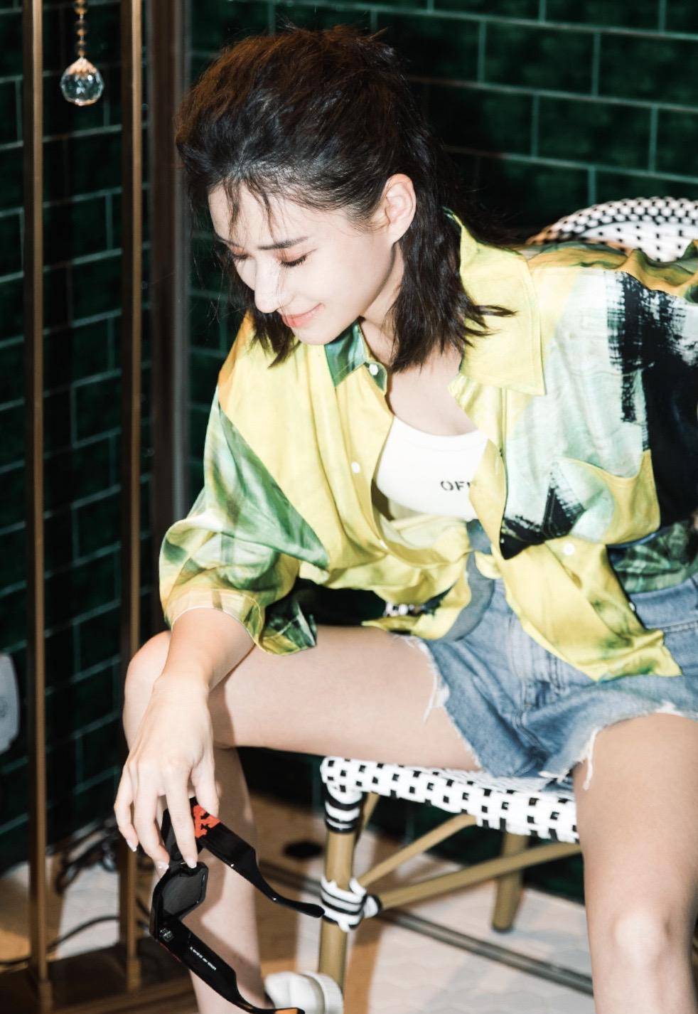 原创她是何鸿燊的女儿何超莲花衬衫配热裤凹造型戴墨镜有大哥的气势