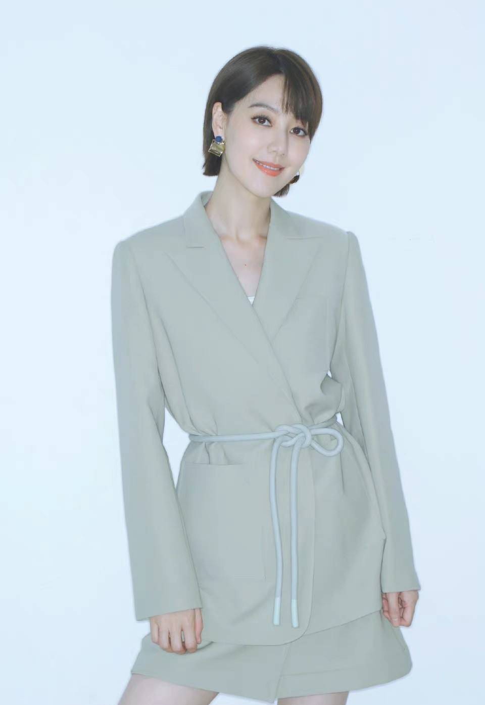 女主持王冠:和曹可凡传绯闻,被李咏器重,39岁未婚成母亲心病_赵忠祥