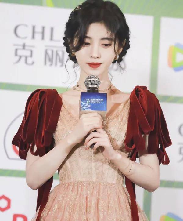 鞠婧祎粉金色礼服一出围观群众惊艳了,生图比精修图还要美_造型_活动