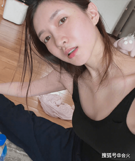 江疏影海滩边炫身材!弯腰打招呼秀事业线