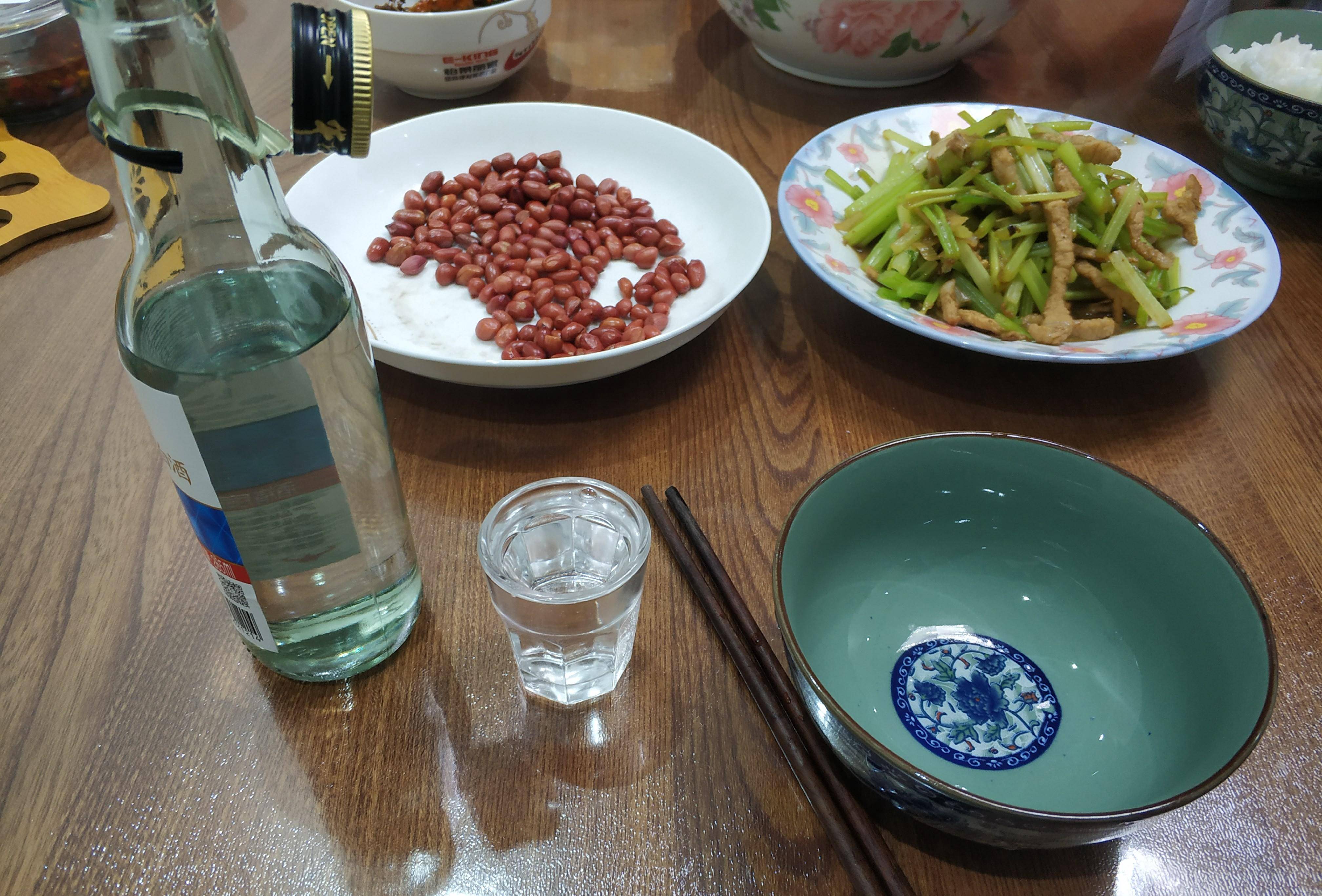 原创晚饭4个菜媳妇用白菜海带炖一锅烩菜超级好吃喝3两53度二锅头