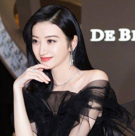 29岁裴珠泫出席活动,身穿黑色抹身材纱裙,颜值迷人和身材a爆了_礼服呢