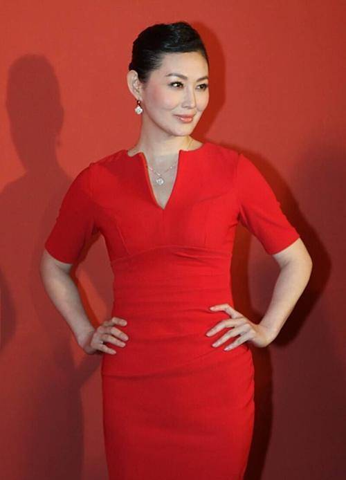 王思懿真是最美潘金莲穿红色裹身裙显出好气色一点不见老