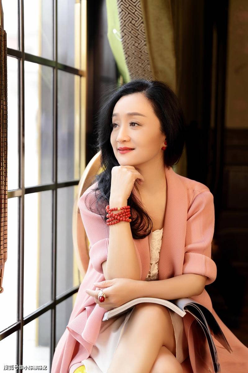 "上海妈妈"专业户杨昆:穿花穿素都优雅,看不出是60岁的人_女人_时尚