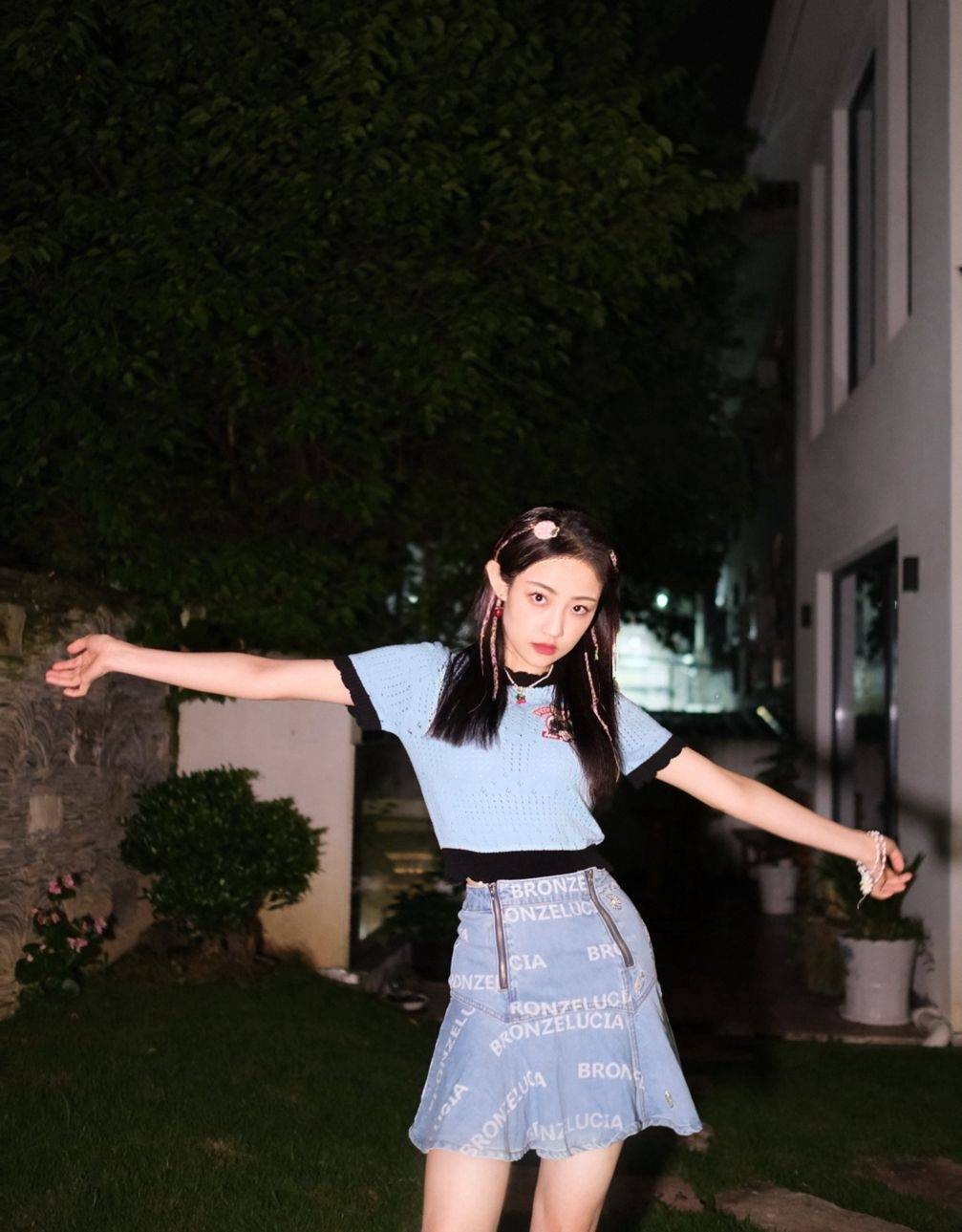 吴佳怡牛仔短裤夜景性感写真_吴佳怡_夜景_牛仔