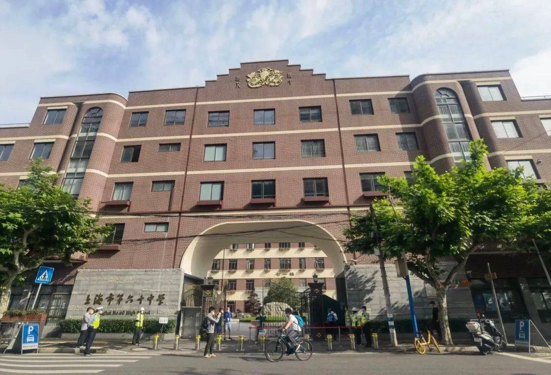 两名学生的一段对话这是在上海市第六十中学校门口是呀,到校的作息