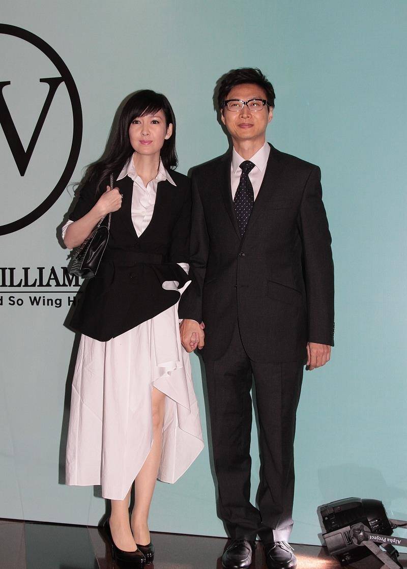 周慧敏和老公牵手现身一袭白裙少女感好强被宠成小女人