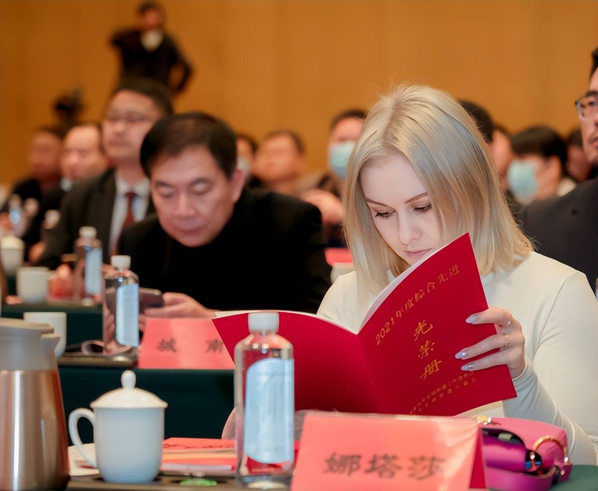 俄罗斯美女嫁江苏小伙见婆婆收红包到手软后弟妹也来中国