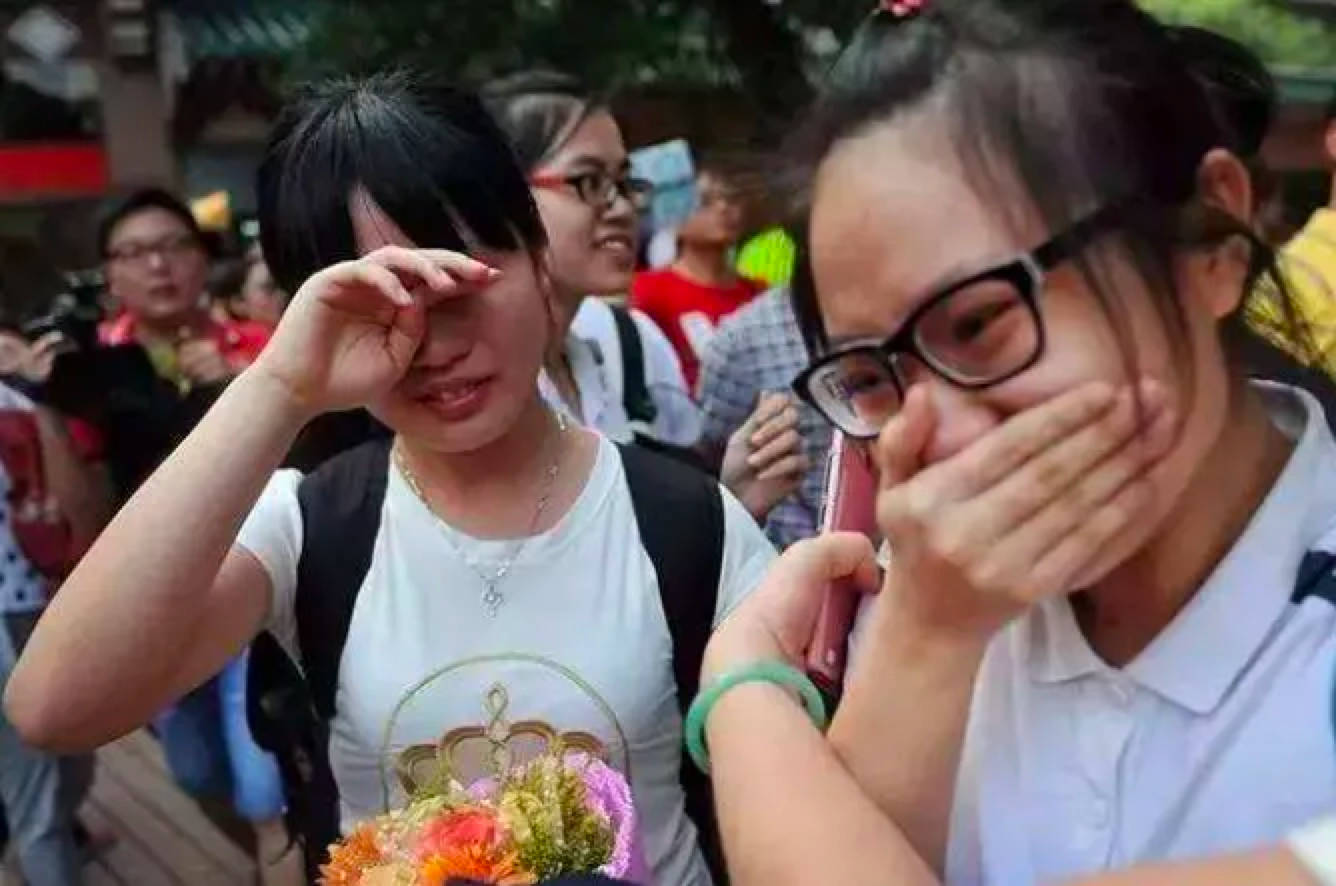 原创如果孩子高考失利当街痛哭崩溃父母家长该怎么办