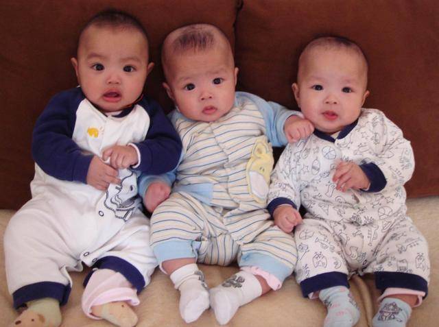 爸爸姓"宫",灵光一闪给三胞胎起名字,上户口工作人