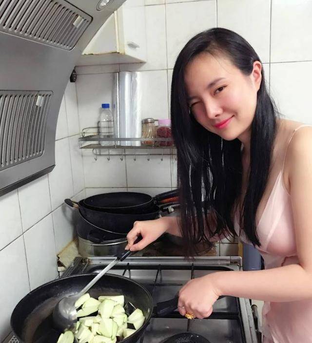 干露露穿睡裙下厨房,看到细节后的网友:中看不中用的好把式!