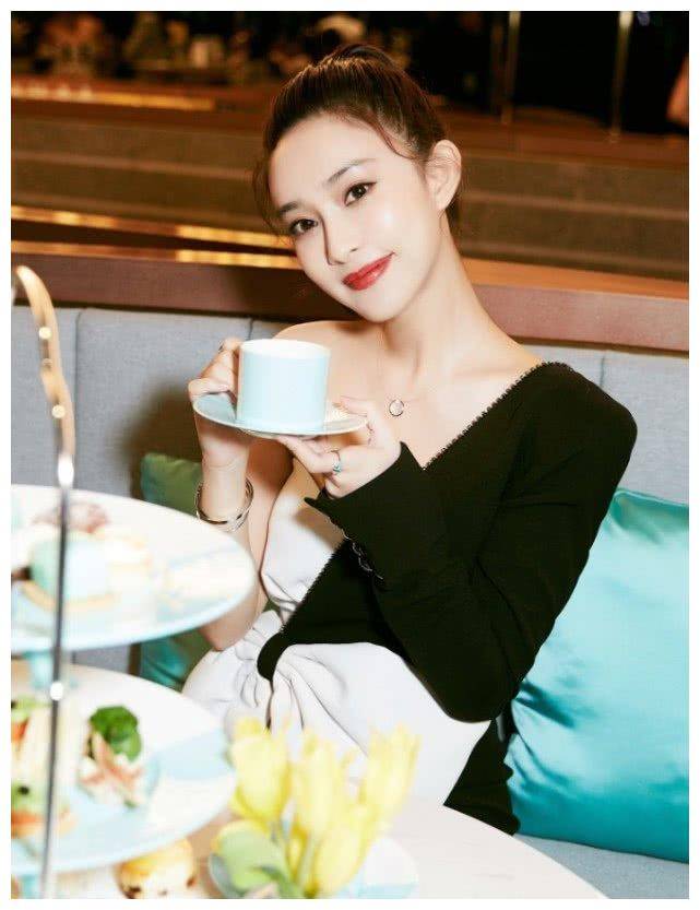 《陈情令》里不火却最会穿,西装只穿半边,不仅个性还显瘦_黑色_孟子义