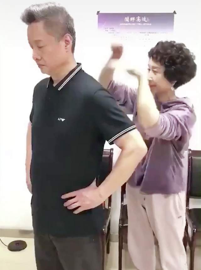 阎维文妻子近照罕有曝光!身形消瘦惹人心疼