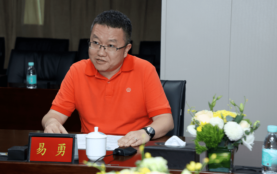 华声市场营销副总易勇随后,由北京大学深圳医院陈芸院长,王涛书记