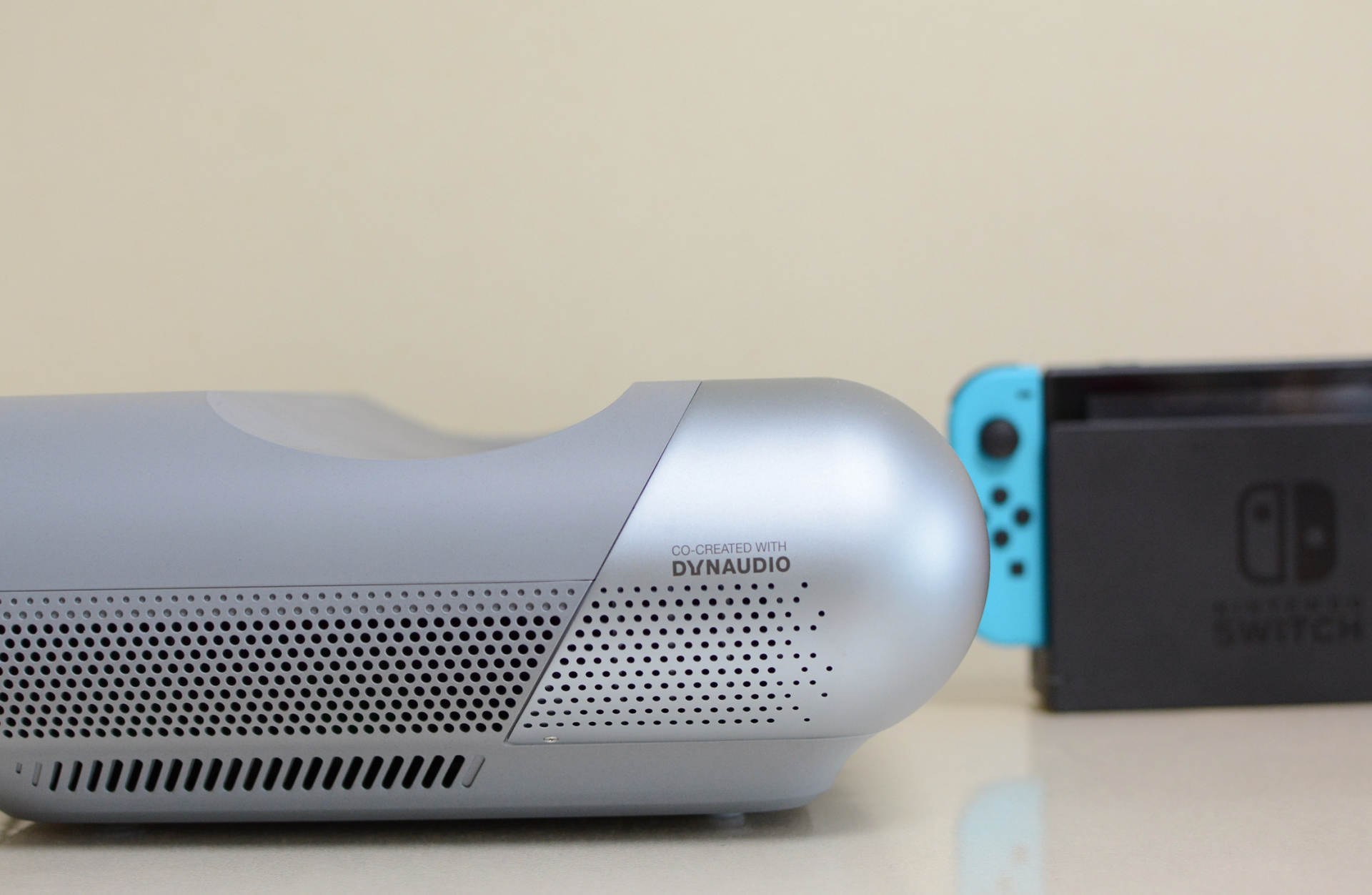 坚果智慧墙o1pro测评超短焦投影仪全面测评23cm能打造投影墙