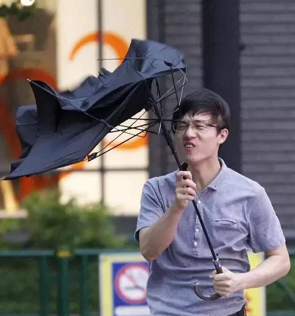 明星演唱会下暴雨:谭咏麟敬业,周杰伦浪漫,只有陈小春被投诉_雨伞