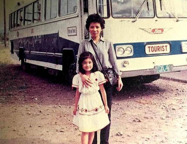 原创贾静雯童年照曝光长相也太温柔了吧假小子那张比男星还帅气