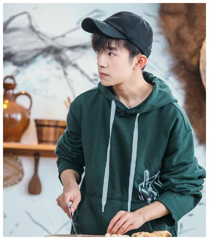 易烊千玺穿卫衣太帅了,适合直男理想穿搭,是女生喜欢的男友风_设计