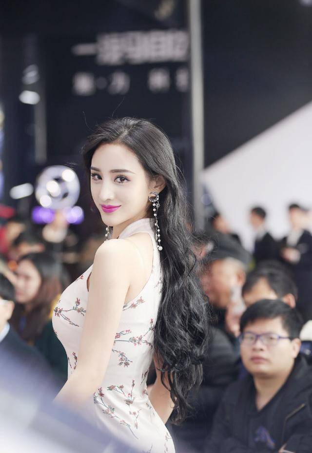 原创25岁校花吴春怡穿短款旗袍秀身材曲线不愧是中国第一美腿车模