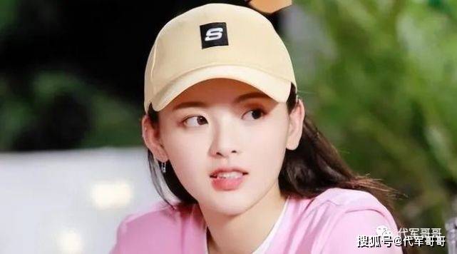 原创杨超越晒近照风情万种初中没读完唱跳双废为何却星途灿烂