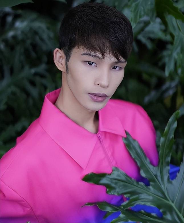 现在看来,陆仙人有些黝黑,高级冷清脸,这在以前的