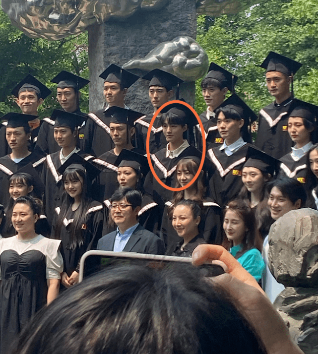 原创王俊凯班级毕业照曝光谁注意他的站位是个懂分寸的孩子