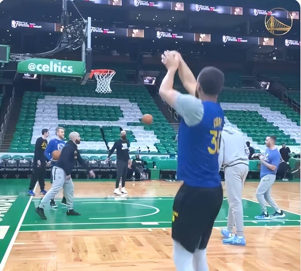 库里状态大好训练底角三分12连中汤神咧嘴大笑追梦心情不错