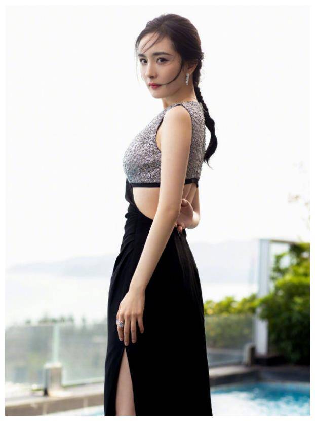 辣妈杨幂,展现曼妙身姿,腰部线条格外抢镜_瑜伽_身体_地面