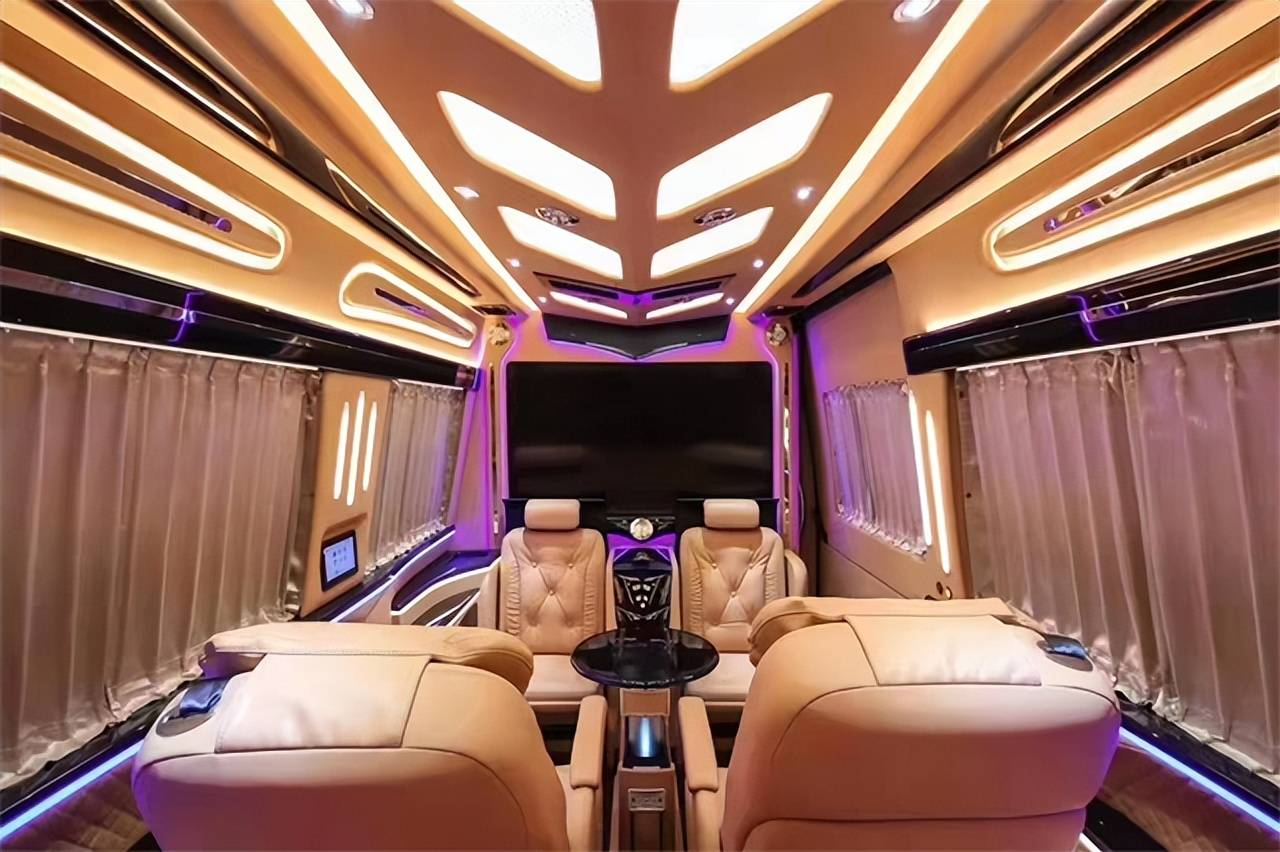 全新依维柯欧胜改装豪华七座商务车,定制豪华内饰