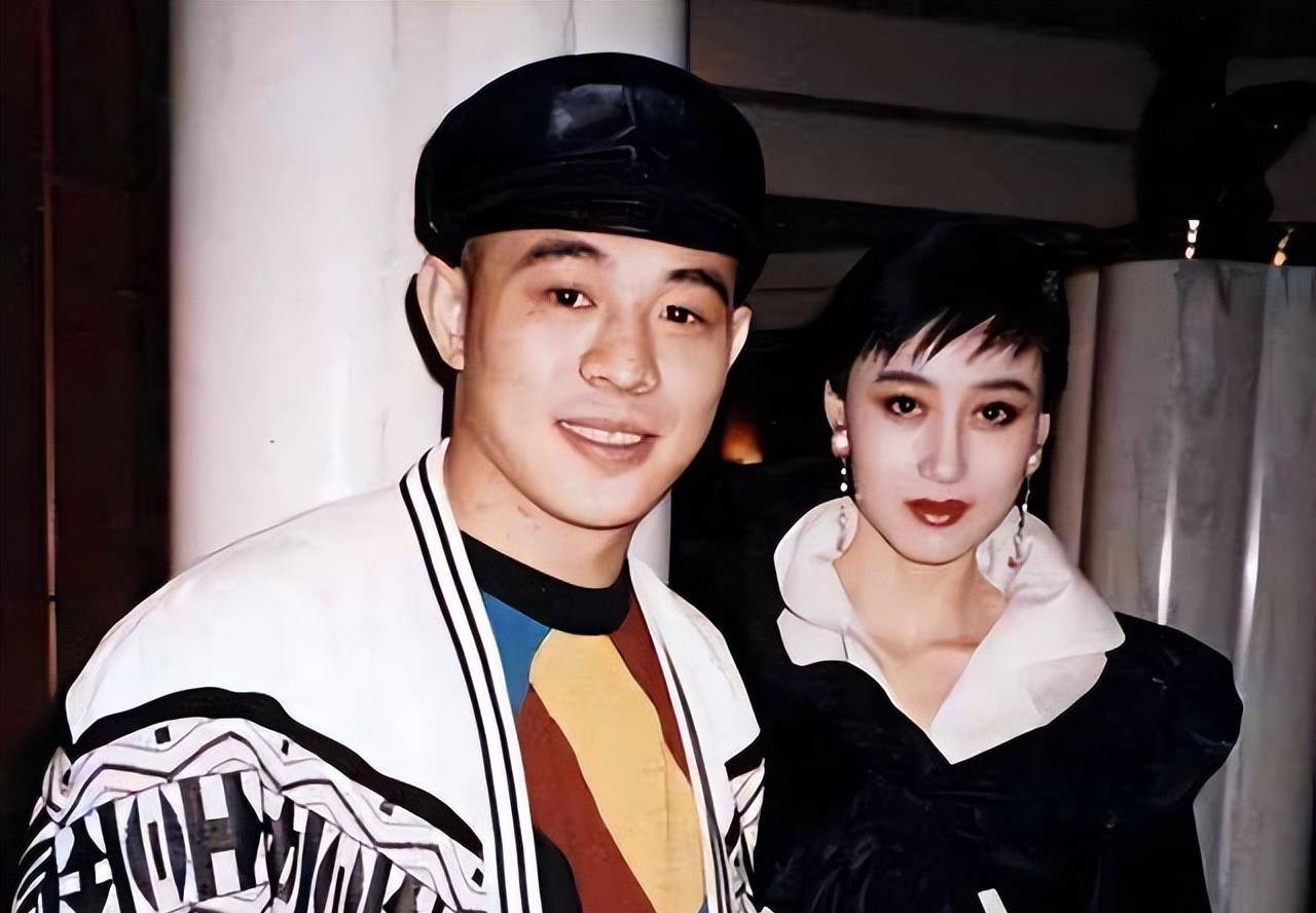 1989年,李连杰应导演罗维的邀约,回香港拍摄电影《龙在天涯,看到