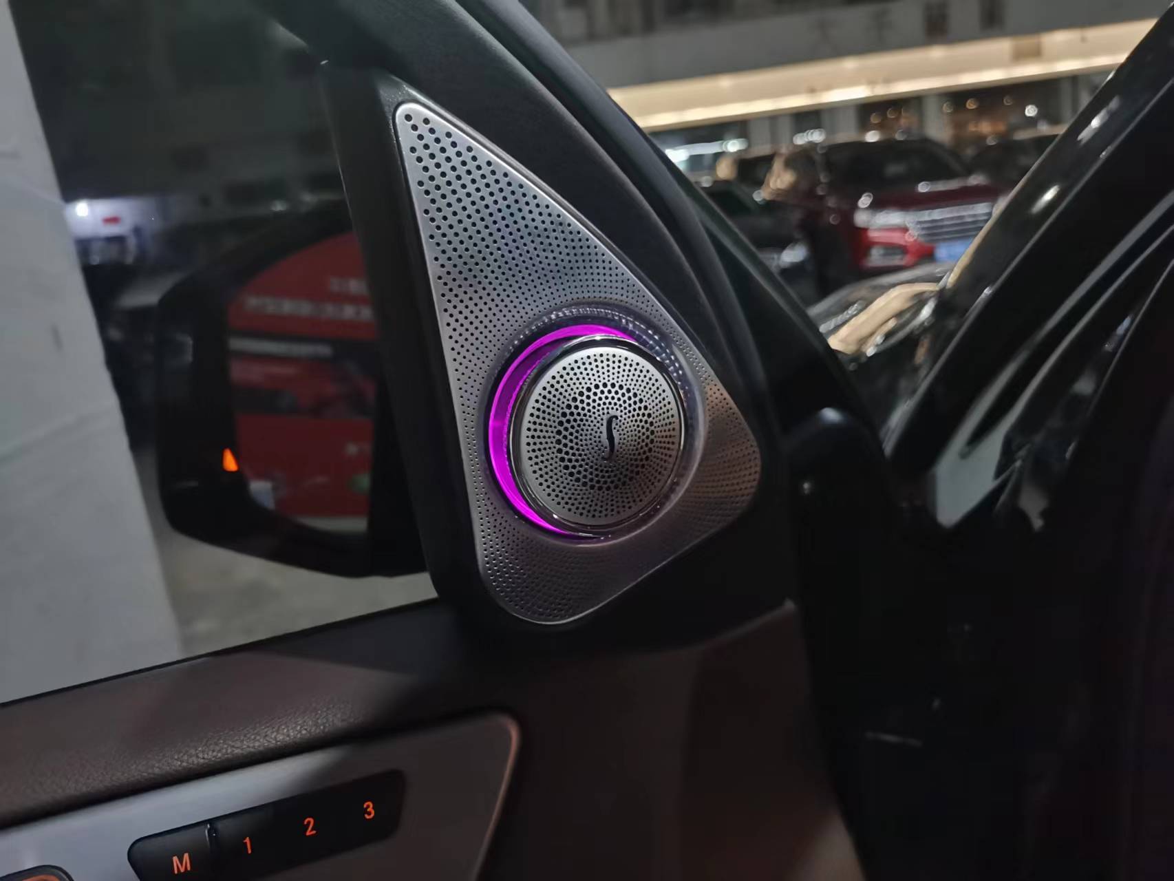 18款奔驰gls450升级3d旋转高音后排娱乐12色氛围灯