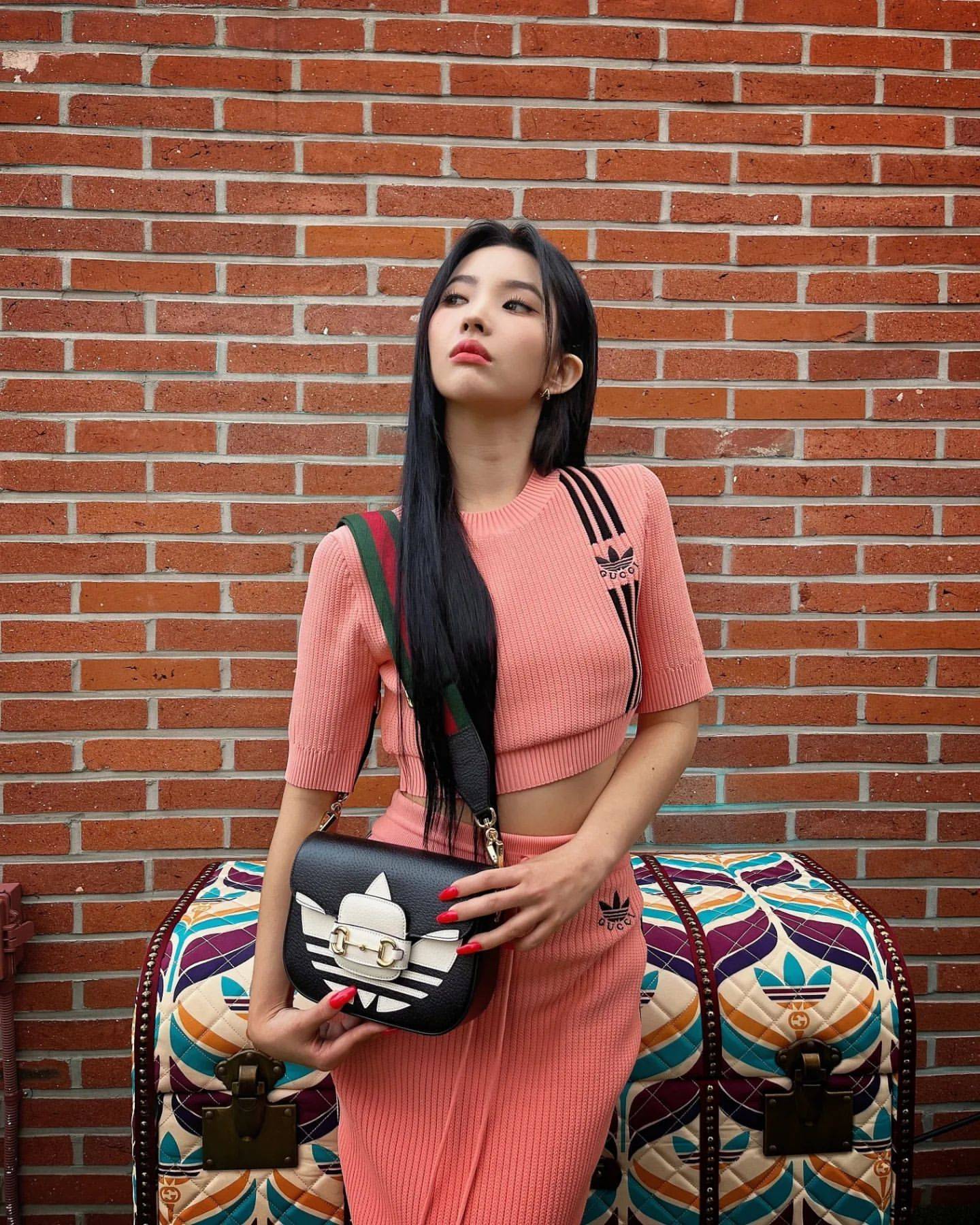 比例出众,(g)i-dle田小娟,秀出纤细腰围,魅力爆发_身材_韩团小_minnie