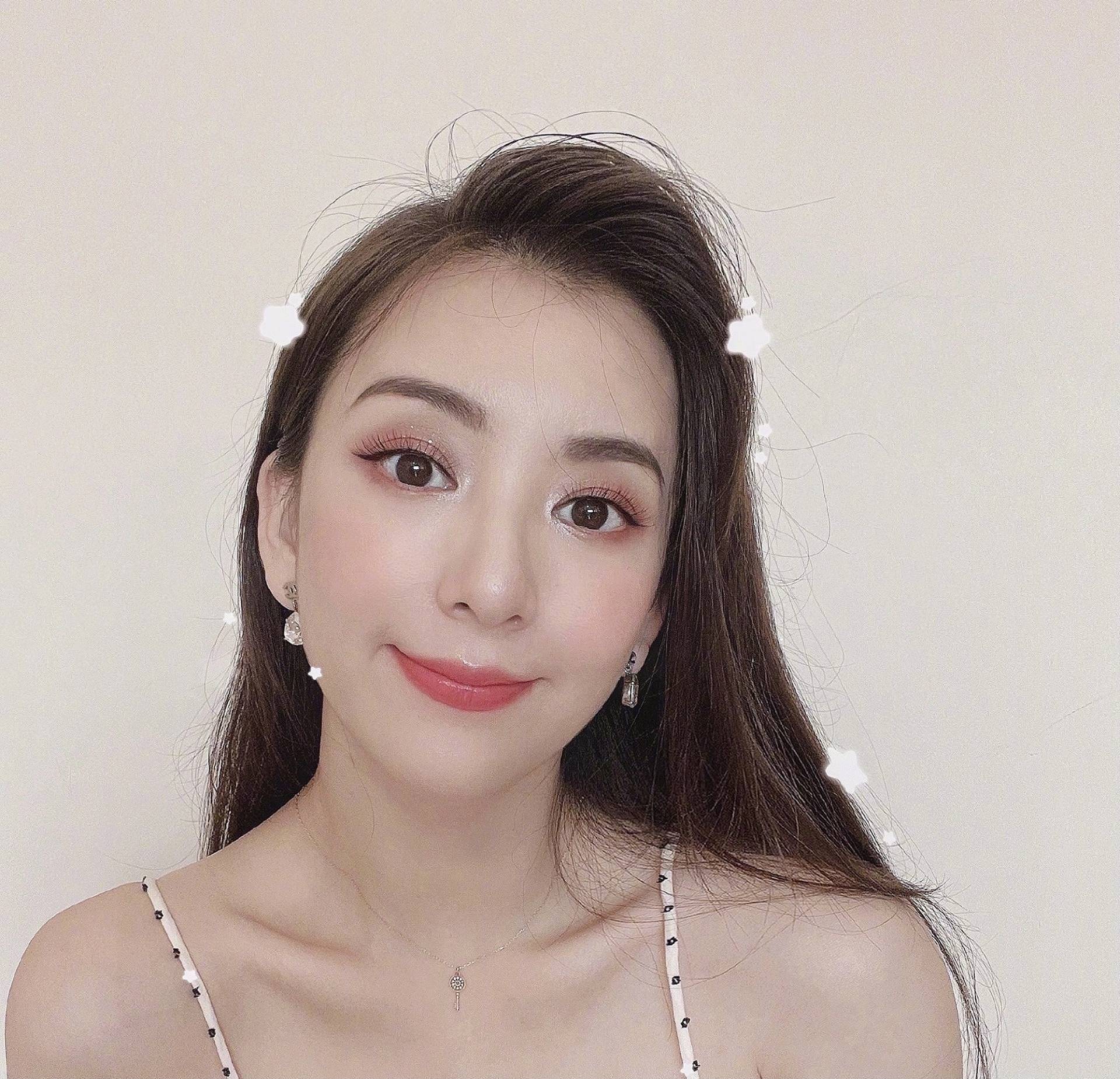 香港"天王嫂"方媛带女儿坐经济舱引发热议,网民:病态网络世界_郭富城