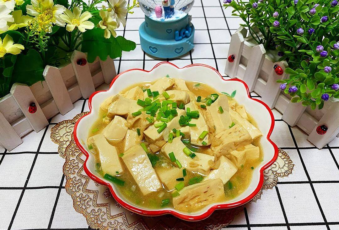 小葱焖豆腐简单又快捷的做法,鲜嫩入味又下饭,给肉都不换_口感_蚝油