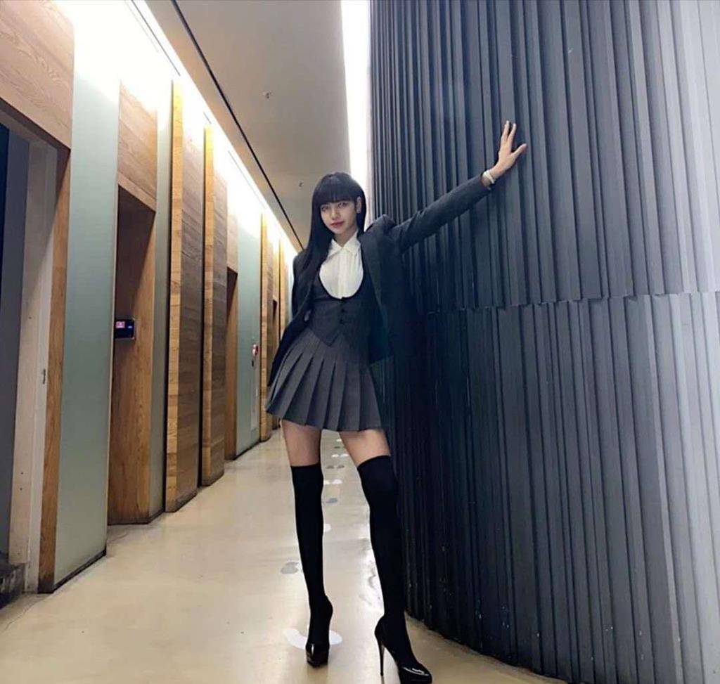 原创人间芭比lisa带起露脐装热潮一字领配牛仔甜中带俏