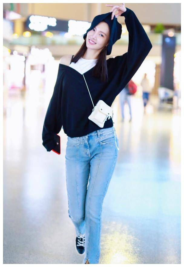 金晨毛衣下搭配蓝色紧身牛仔裤,裤子的样式很普通,和宽松的毛衣一起