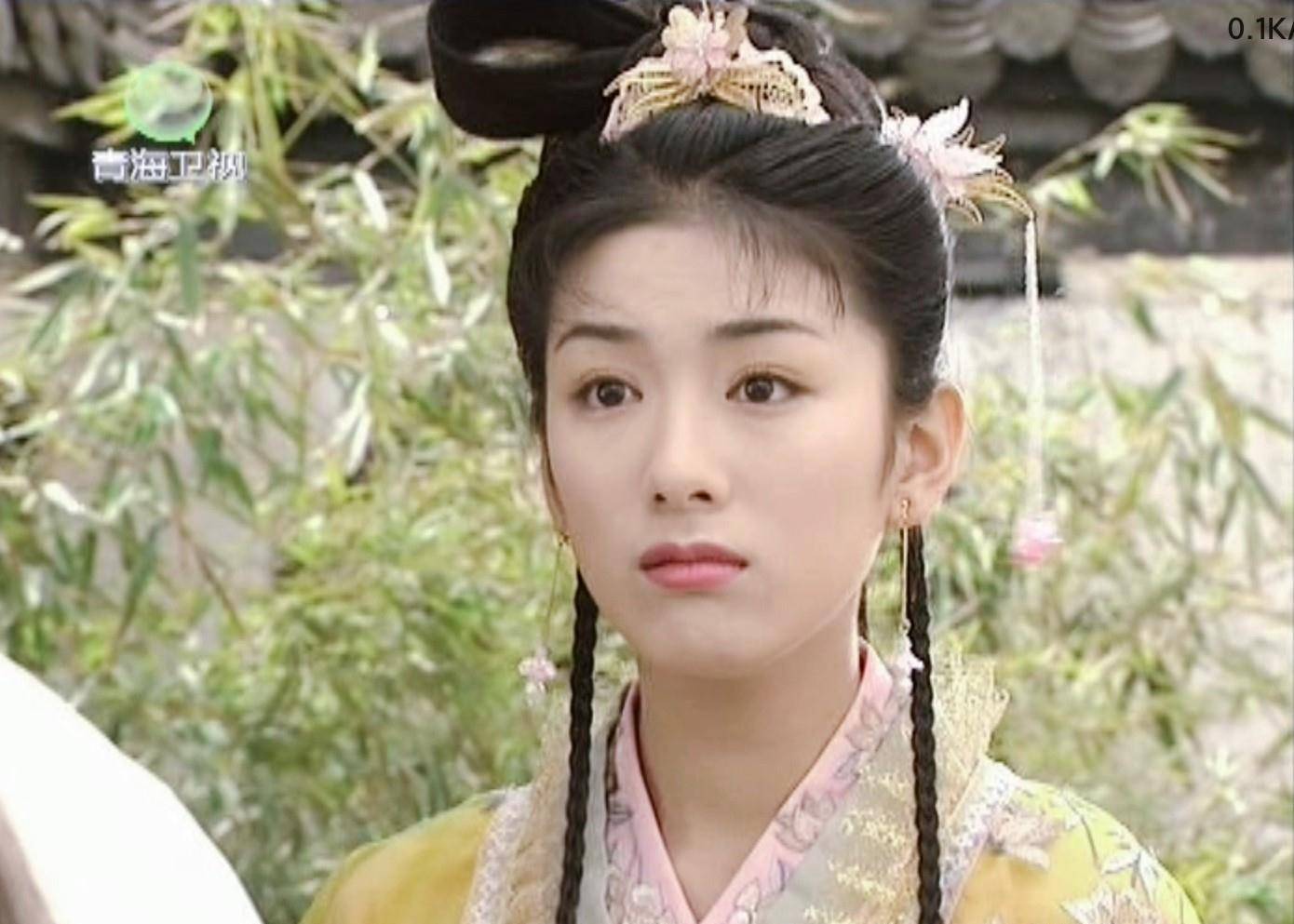 第七套:李玉湖黄色纱衣波浪纱裙装扮这款发型还拍了几个背后镜头,复杂