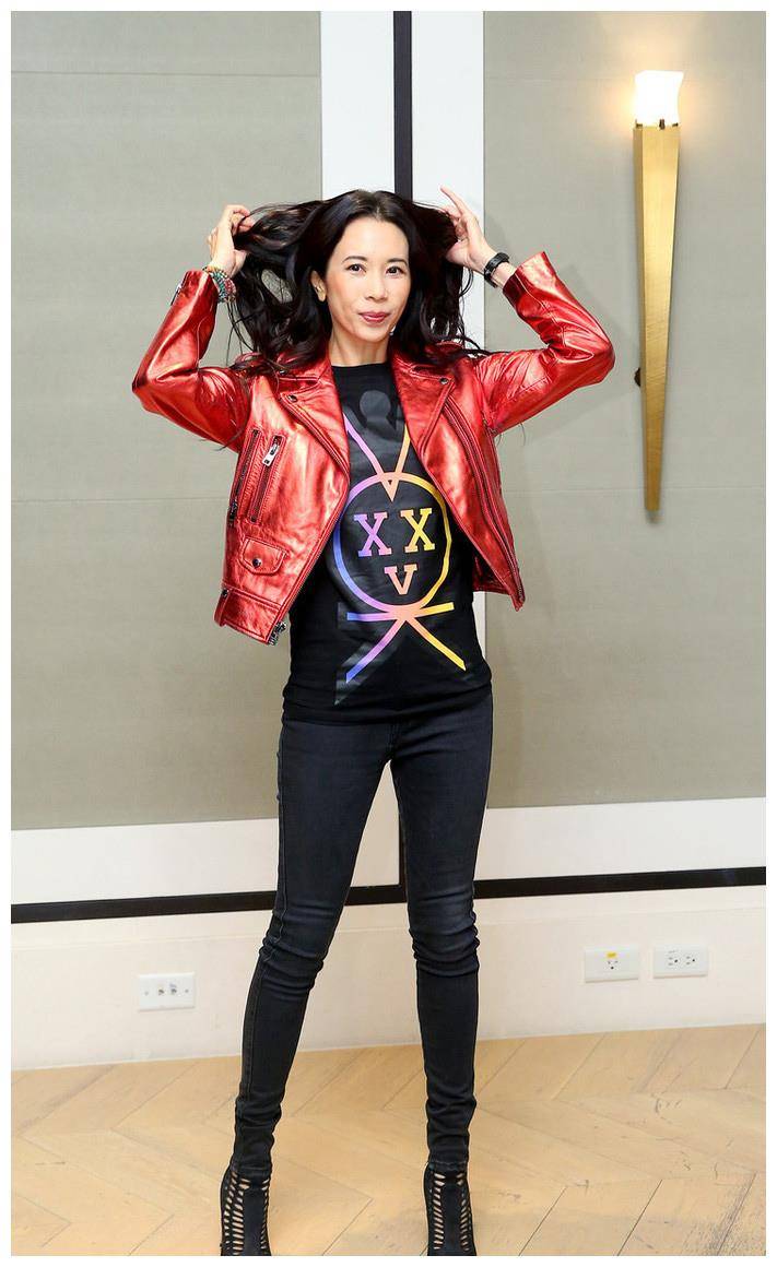 莫文蔚的腿直得像竹竿,瘦又美不穿紧身款就可惜了,配机车服更酷_风格