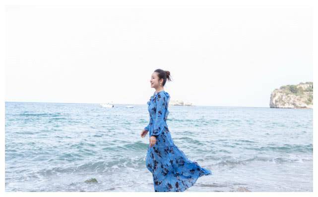 原创             秦海璐又美了，穿一条蓝色印花长裙，阿姨辈去海边穿搭范本！