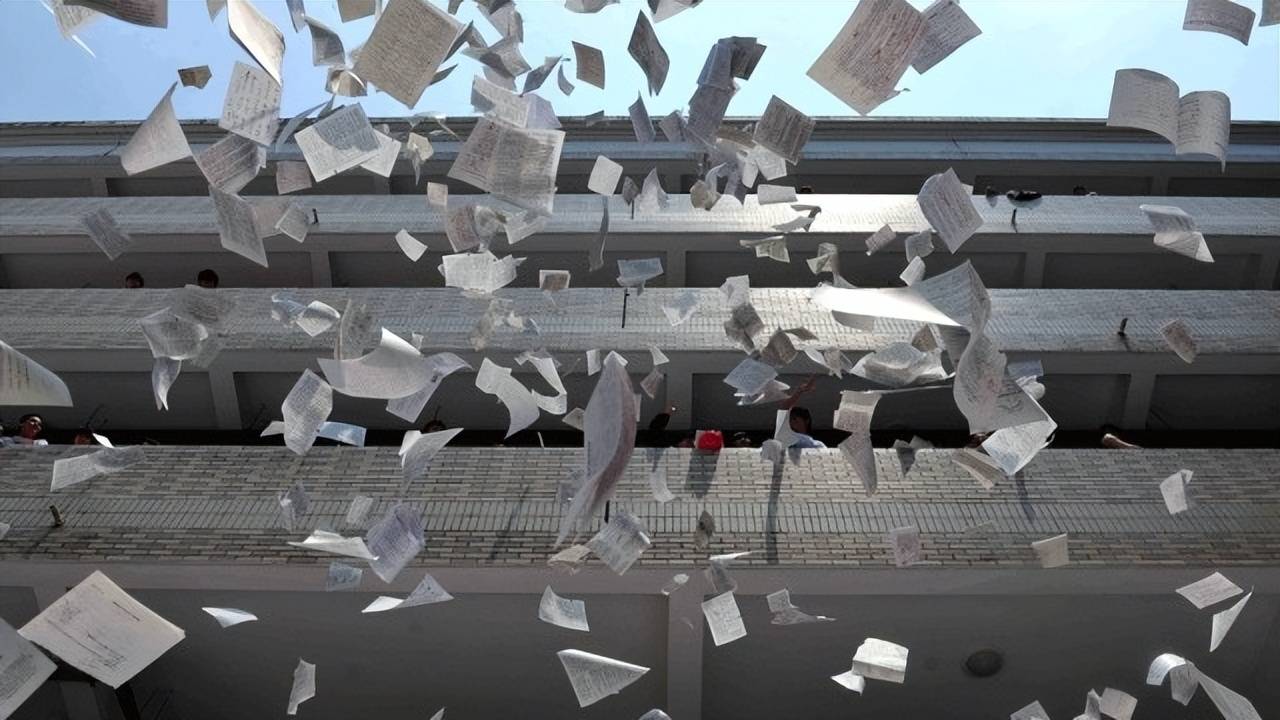 高考后高中生再现撕书热潮网友怒批你们爽了环卫阿姨呢