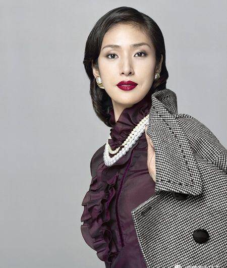 54岁的天海佑希穿搭美出天际,为什么国外女人都想成为她?