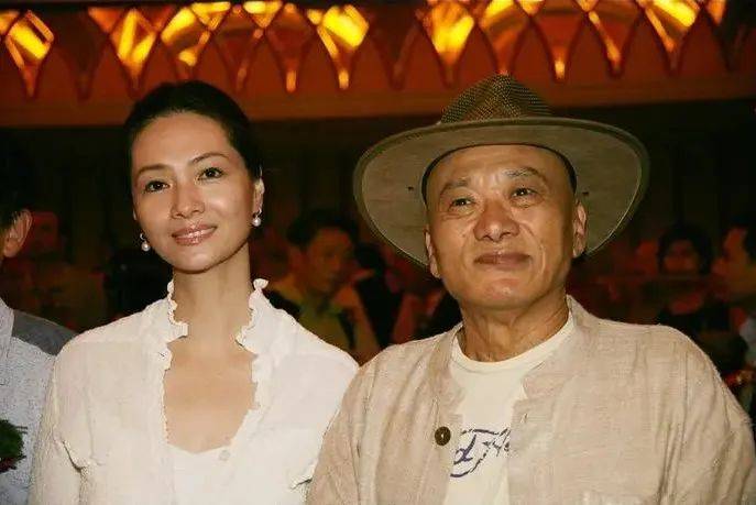 原创凌峰邓丽君男闺蜜90年捐40万建希望小学今因病独居泰国疗养