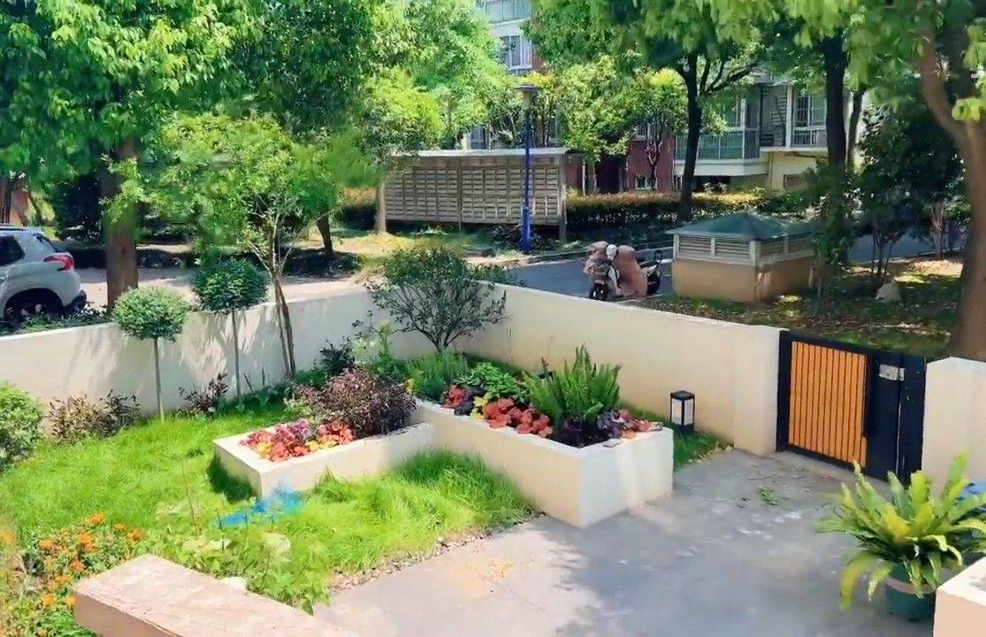 不是防腐木,而是塑木地板,好处是耐用,省钱墙上刷了真石漆安装了灯带